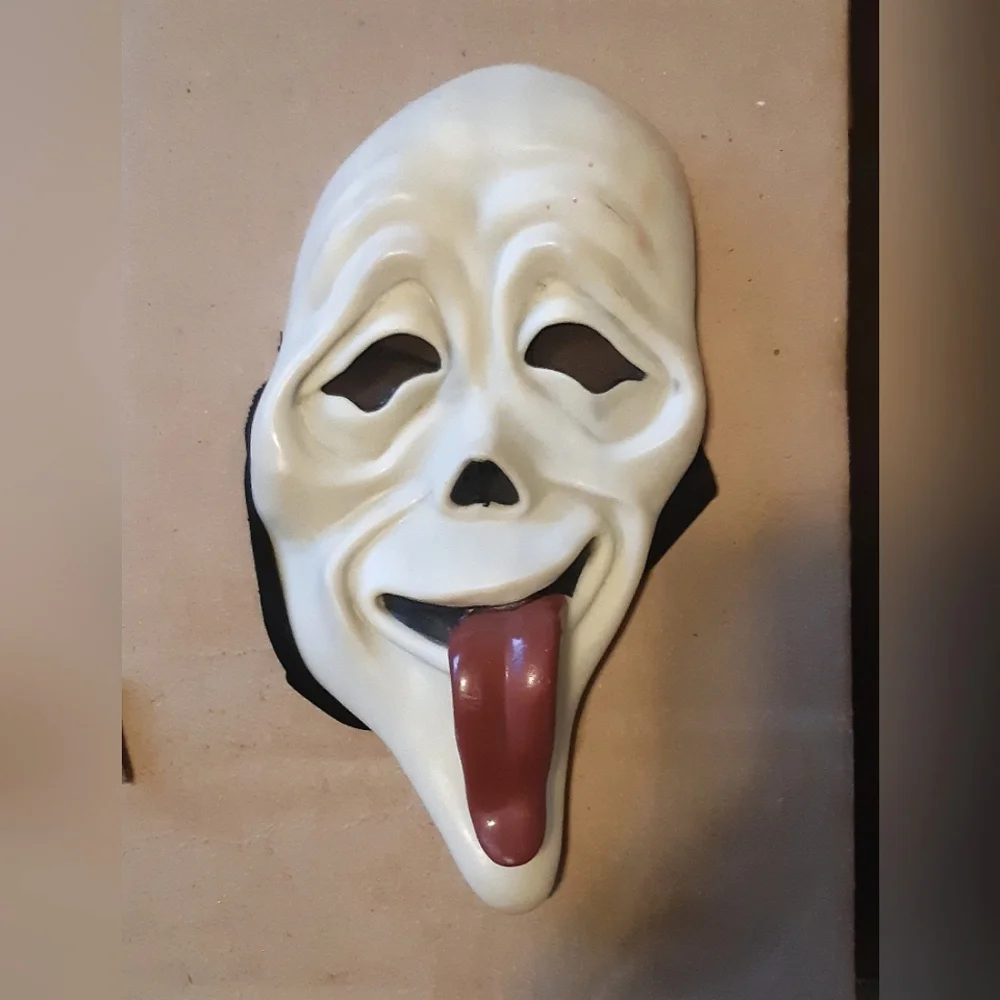 Scary Movie Mask - Picture 3 of 14